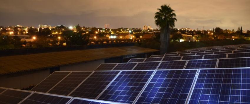 ¿Funcionan de noche los paneles solares?